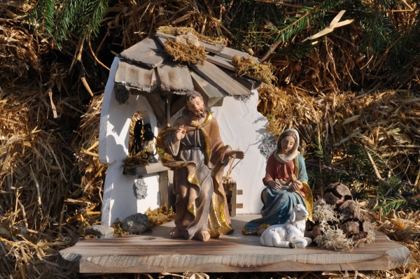 Preview: Kleine Weihnachtskrippe Raitenberg inkl. heiliger Familie 72740, Maße: ca. 28 x 20 x 22 cm