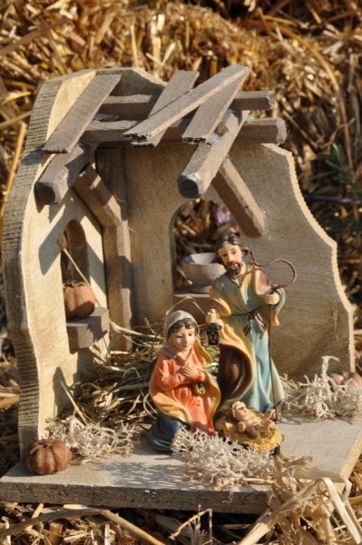 Preview: Kleine Weihnachtskrippe Selb inkl. heiliger Familie K 132-01, Maße: ca. 12.5 x 12.5 x 15 cm
