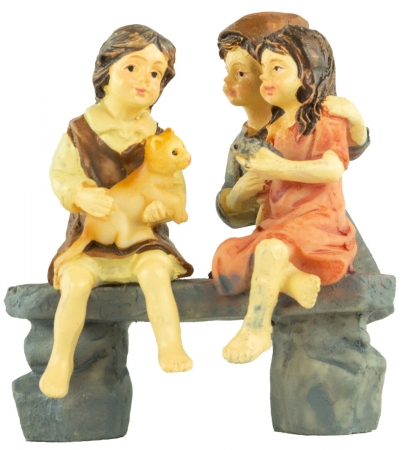 Handbemalte Krippenfigur Kinder auf einer Bank, ca. 7 cm, K 134-3